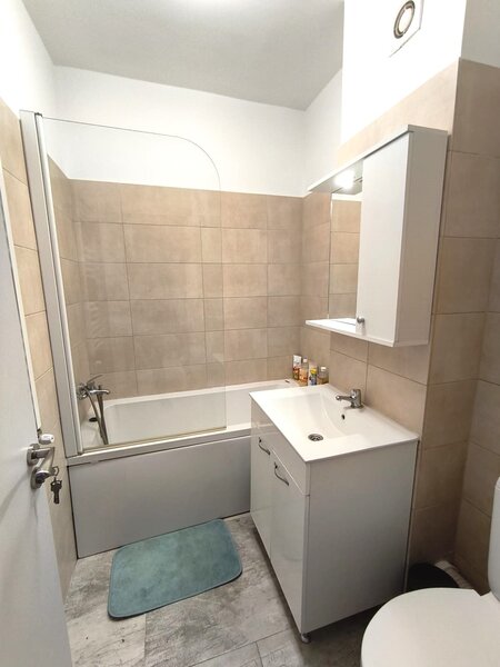 Militari Residence, garsoniera, loc de parcare inclus, 300 eur.